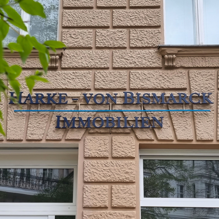 LED-Leucht&shy;buchstaben mit Kontur&shy;beleuchtung für Immobilien&shy;agenturen