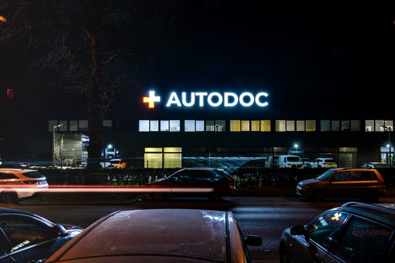 Dreidimensionale Leuchtbuchstaben auf dem Dach für AUTODOC