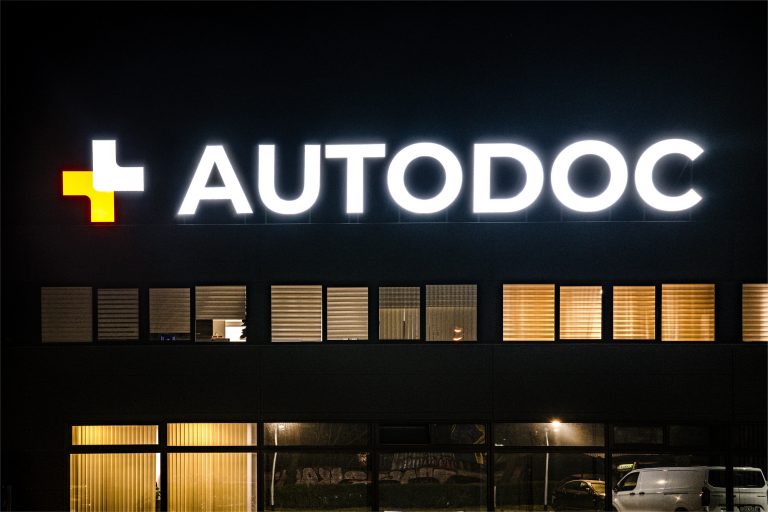 Dreidimensionale Leuchtbuchstaben auf dem Dach für AUTODOC