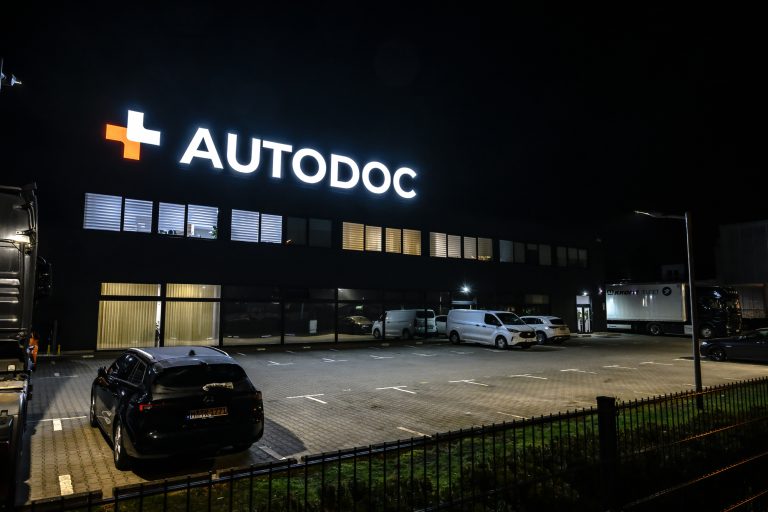 Dreidimensionale Leuchtbuchstaben auf dem Dach für AUTODOC