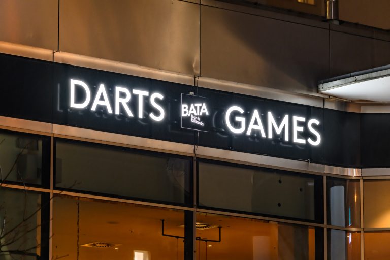 Leuchtbuchstaben für BATA Bar & Billiards – Ein leuchtender Empfang für Nachtleben und Spiel